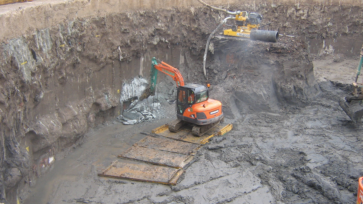 Removing D-wall overbreak - Courtesy of Donaldson Associates