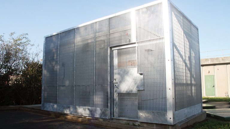 UltraSecure mesh cage system with sliding gate