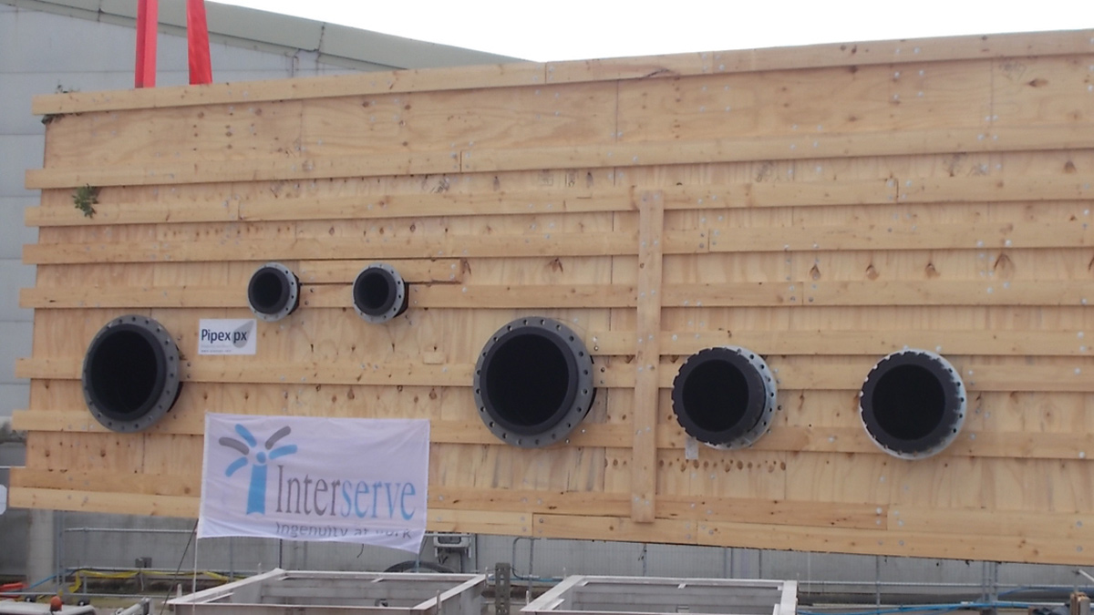 MDPE reception chamber being craned in - Courtesy of SWW Delivery Alliance H5O