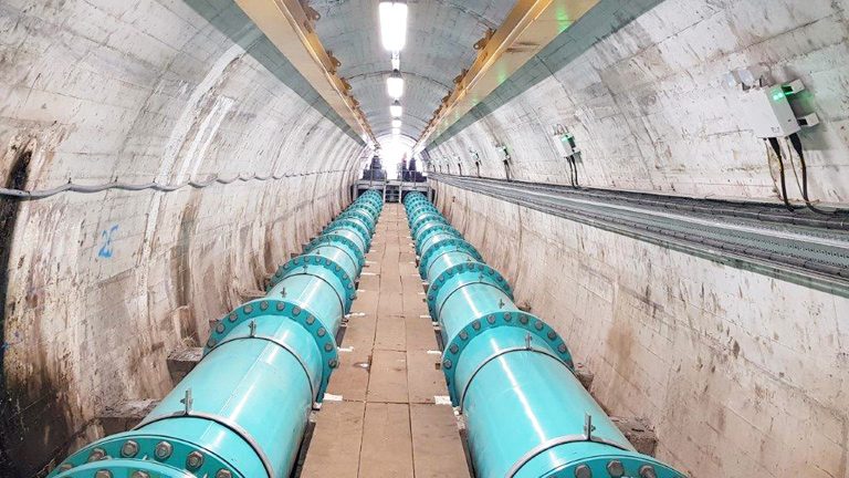 Completed 800mm pipework within tunnel and overhead lifting beams - Courtesy of Dŵr Cymru Welsh Water