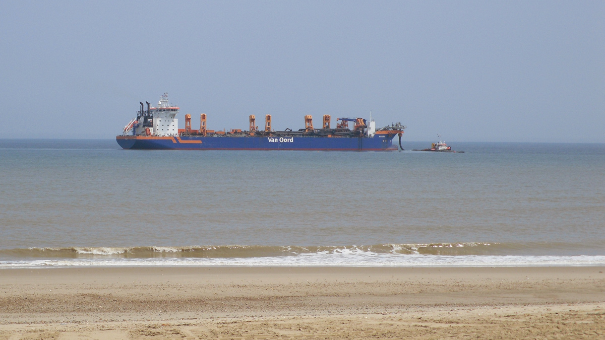 Dredger HAM 318 located offshore - Courtesy of Royal HaskoningDHV