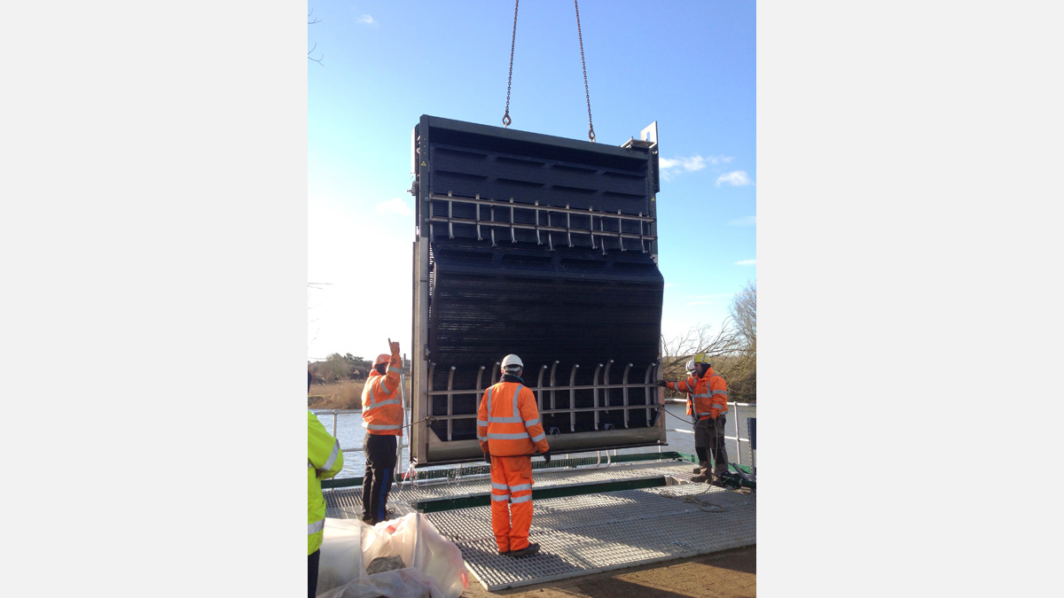 Screen lifted into position - Courtesy of NWG