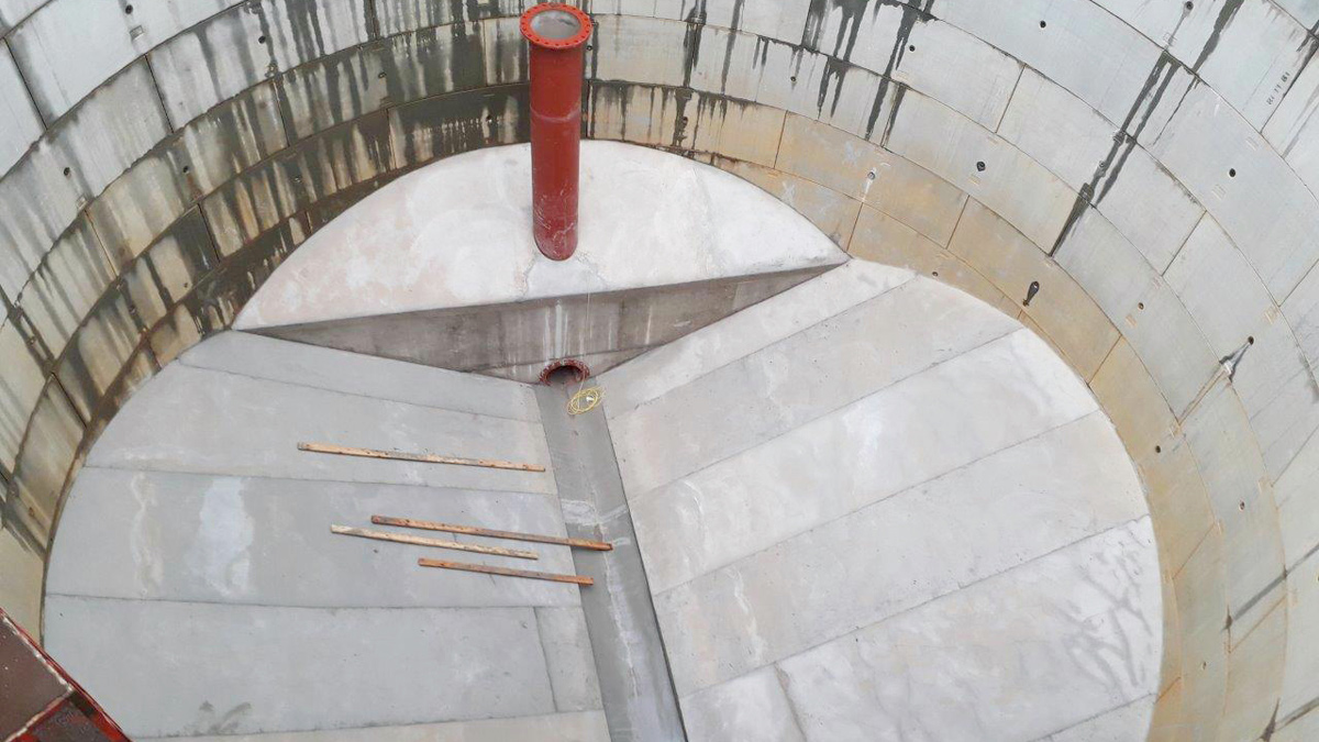 Steep concrete benching complete - Courtesy of Laing O’Rourke