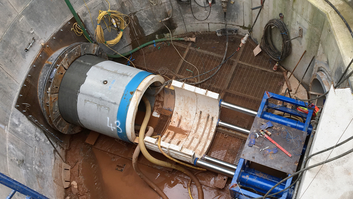 Hydraulic rams pushing pipes behind slurry system TBM as part of pipe-jack tunnel - Courtesy of Severn Trent
