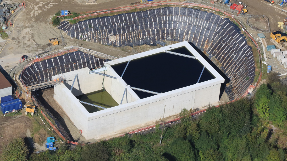 Royton detention tank prior to backfill showing the reinforced excavation temporary works installation – Courtesy of United Utilities