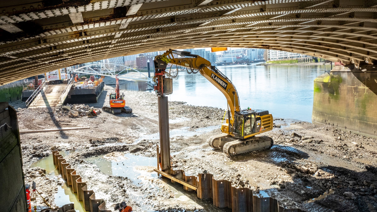 Cofferdam 3 construction: launch chamber sheet piles installation - Courtesy of FLO JV