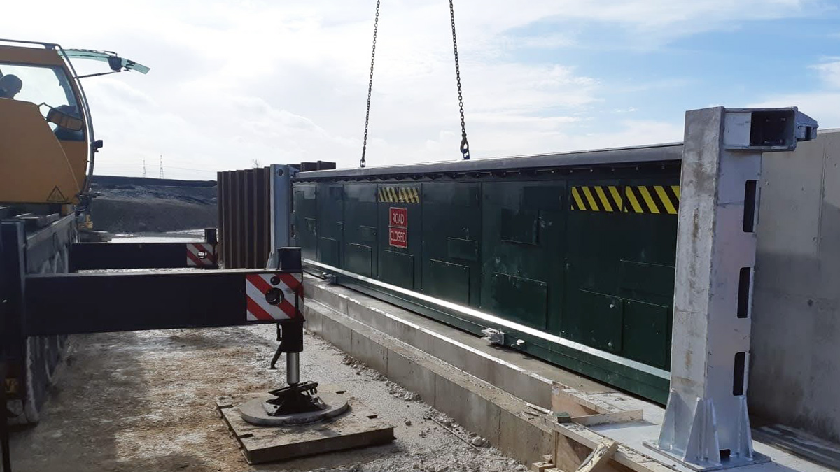 Sliding flood gate - Courtesy of JBA Bentley