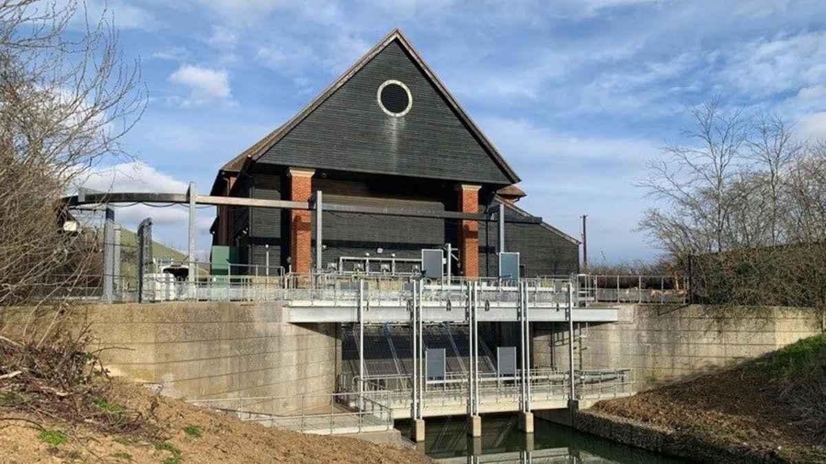 Yalding eel screen installation - Courtesy of Trant Engineering