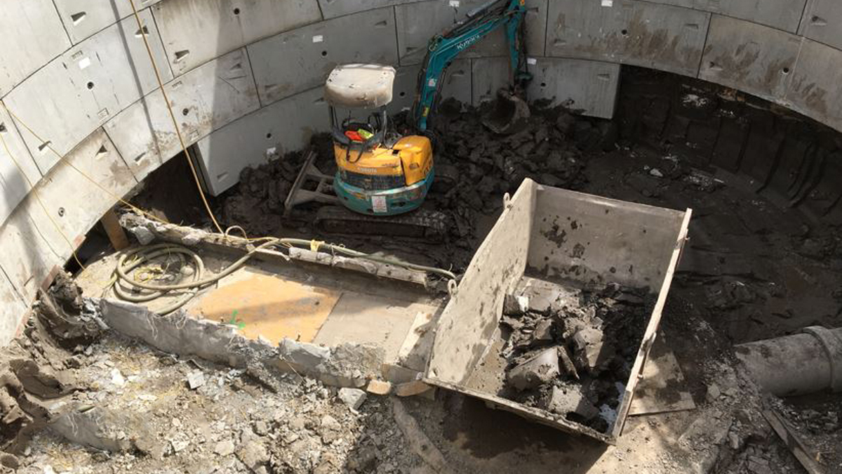 Construction of the new sewer overflow chamber around existing live sewers - Courtesy of Esh-Stantec JV