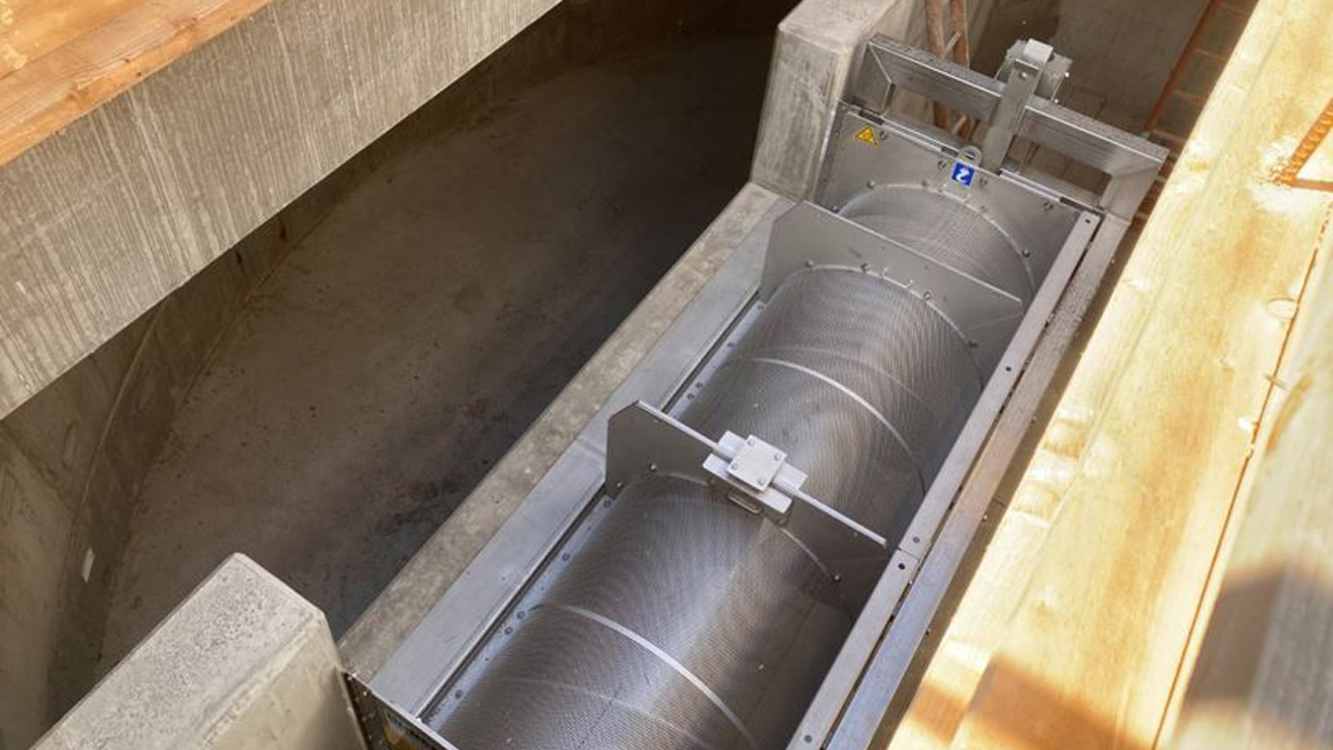 Installation of the new mechanical self-cleansing screen - Courtesy of Esh-Stantec JV
