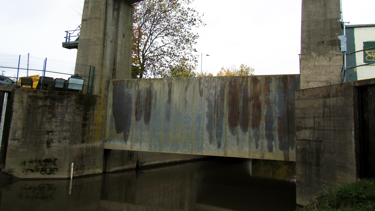 The existing Woodhouse Mill regulator gate - Courtesy of JBA-Bentley