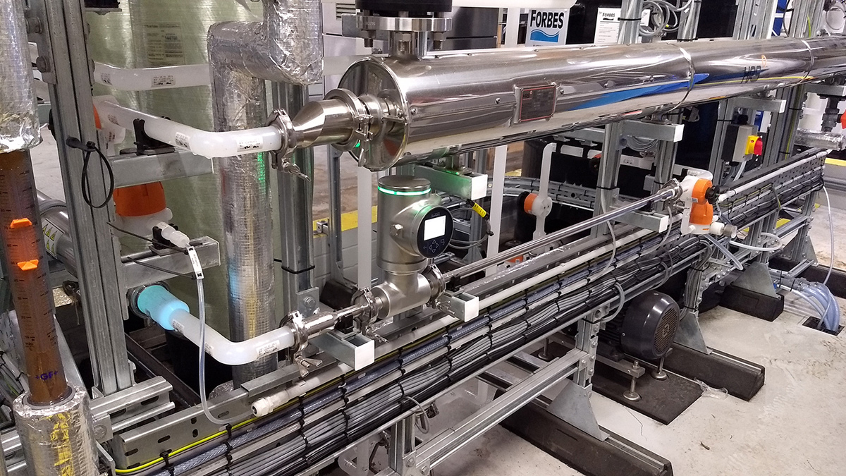 In order to ensure sufficient volumes of ultrapure water, the flowmeters are installed on the supply and return legs of the ring main; the calculated difference in flows enables the ultrapure water production system to match demand